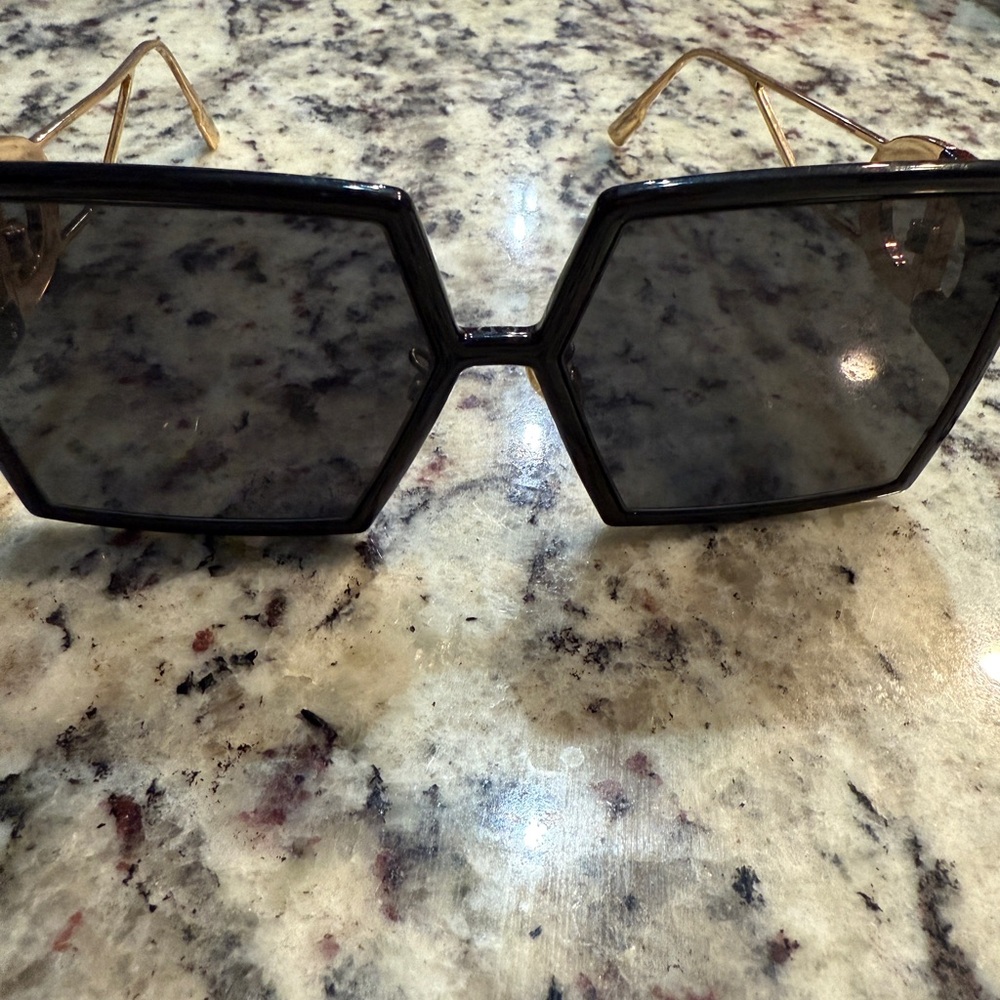 Dior 30Montaigne SU sunglasses in black with grey gradient lenses.